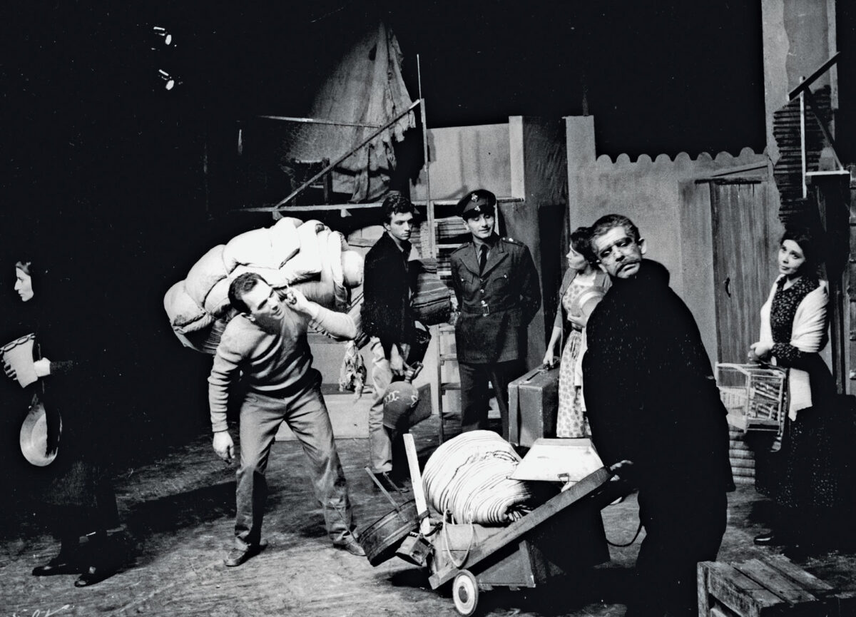 Θεατρική παράσταση «Η αυλή των θαυμάτων». Θέατρο Τέχνης, 1957. Διακρίνονται οι: Δημήτρης Χατζημάρκος, Γιάννης Φέρτης, Θόδωρος Κατσαδράμης, Εκάλη Σώκου.