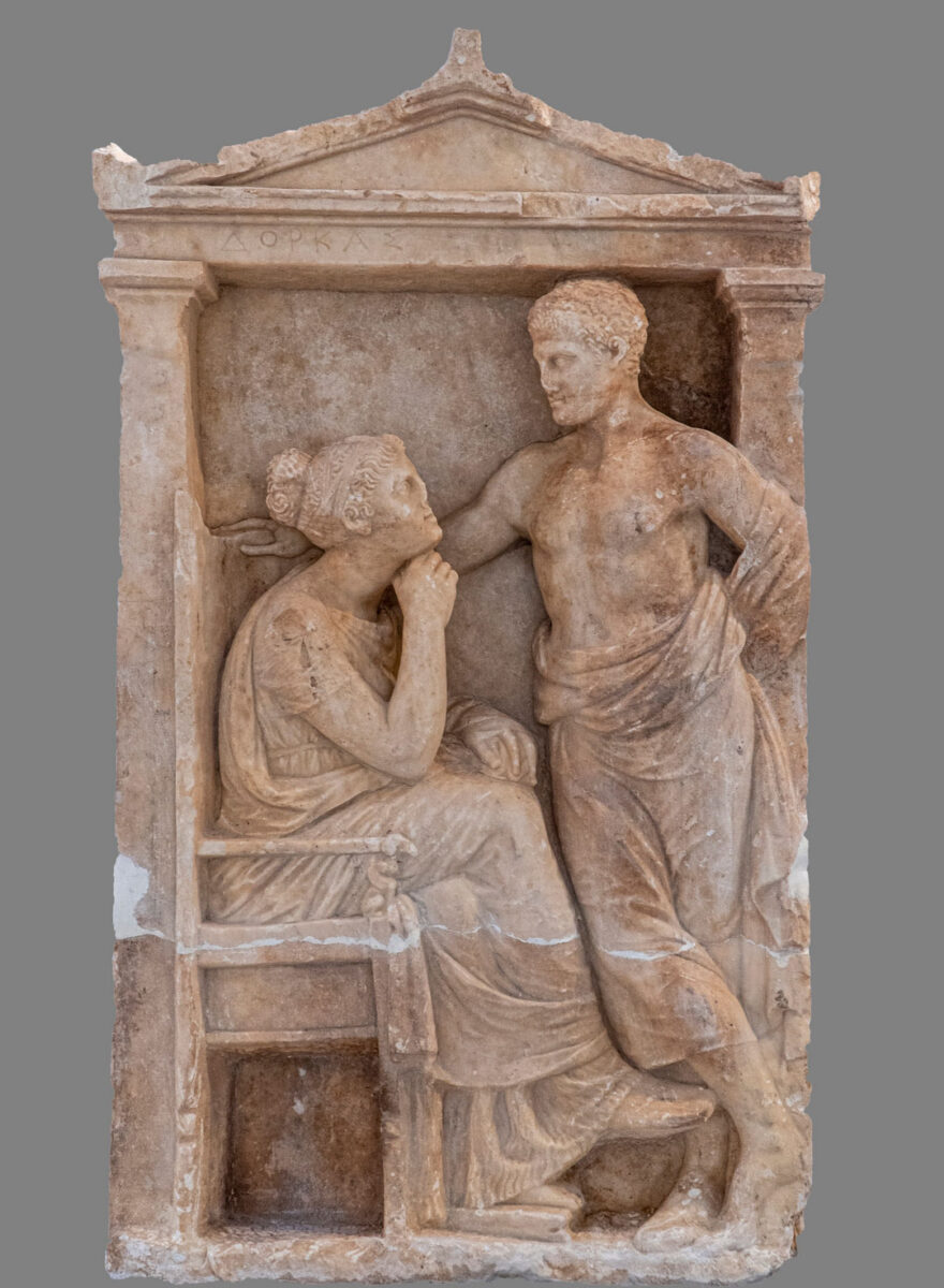 Eπιτύμβια στήλη του 4ου αι. π.Χ., Αρχαιολογικό Μουσείο Πειραιά (φωτ.: ΑΠΕ-ΜΠΕ).