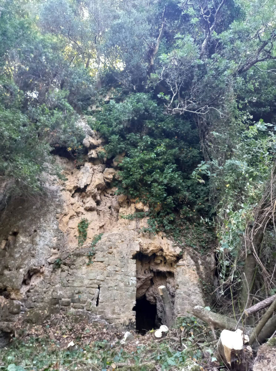 Η είσοδος του σπηλαίου που εντοπίστηκε στο μονοπάτι Μηναγιώτικο Natura 2000, στη νότια Μεσσηνία (φωτ.: Ινστιτούτο Πολιτισμού Μεσσηνίας).