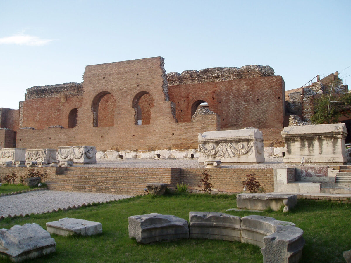 Το Ρωμαϊκό Ωδείο Πατρών (φωτ.: Βικιπαίδεια / από Conudrum - Έργο αυτού που το ανεβάζει, CC BY-SA 2.5)