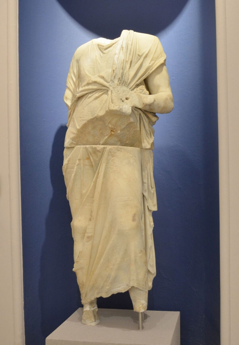 Άγαλμα από το Αρχαιολογικό Μουσείο Κω που αποκαταστάθηκε μετά την αυτοψία της Λίνας Μενδώνη στα μνημεία του νησιού τον Οκτώβριο του 2020 (φωτ.: ΥΠΠΟΑ).