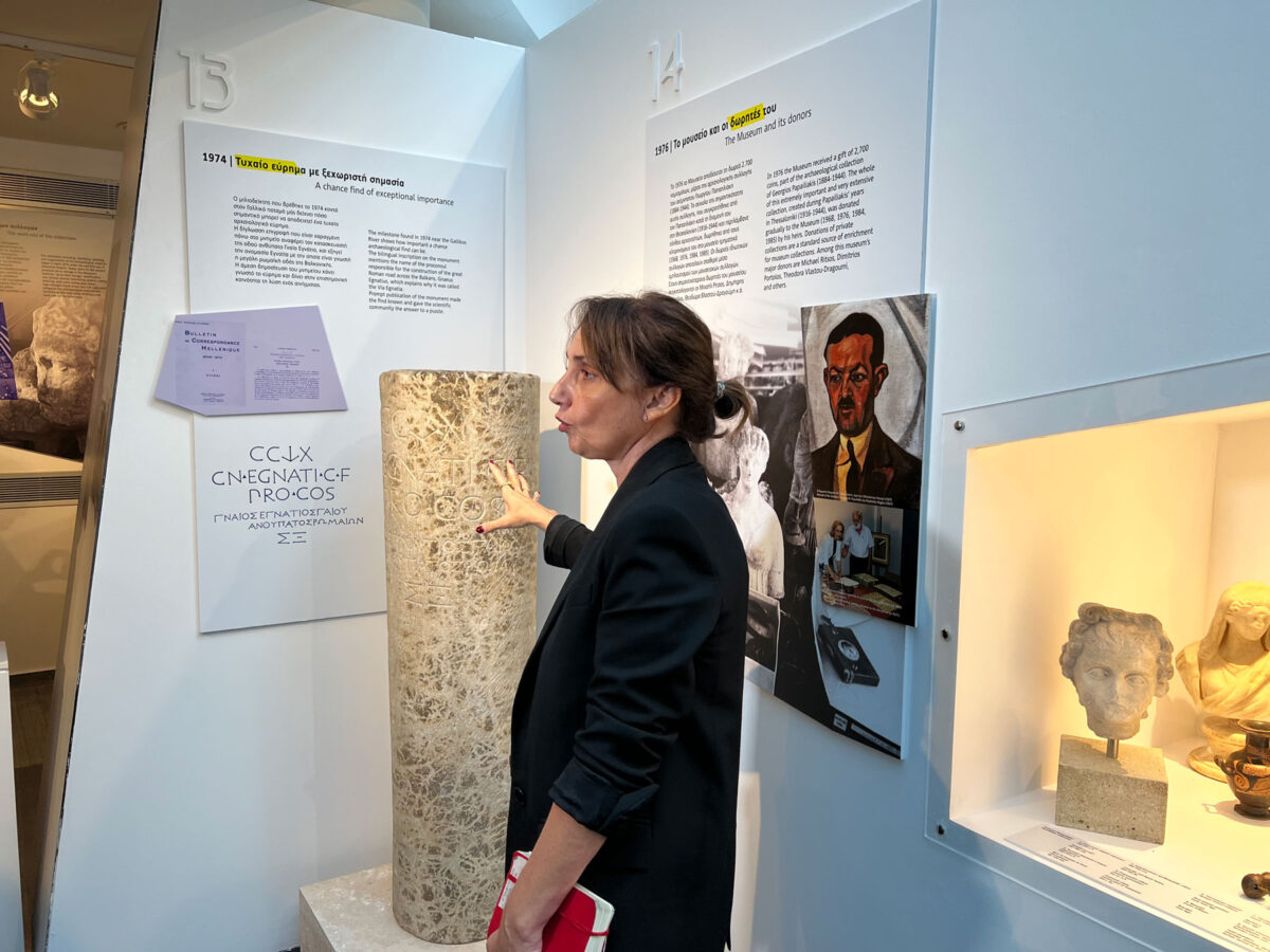 Η αναπληρώτρια διευθύντρια του Αρχαιολογικού Μουσείου Θεσσαλονίκης Αγγελική Κουκουβού ξεναγεί τους δημοσιογράφους στην έκθεση (φωτ.: ΑΠΕ-ΜΠΕ).