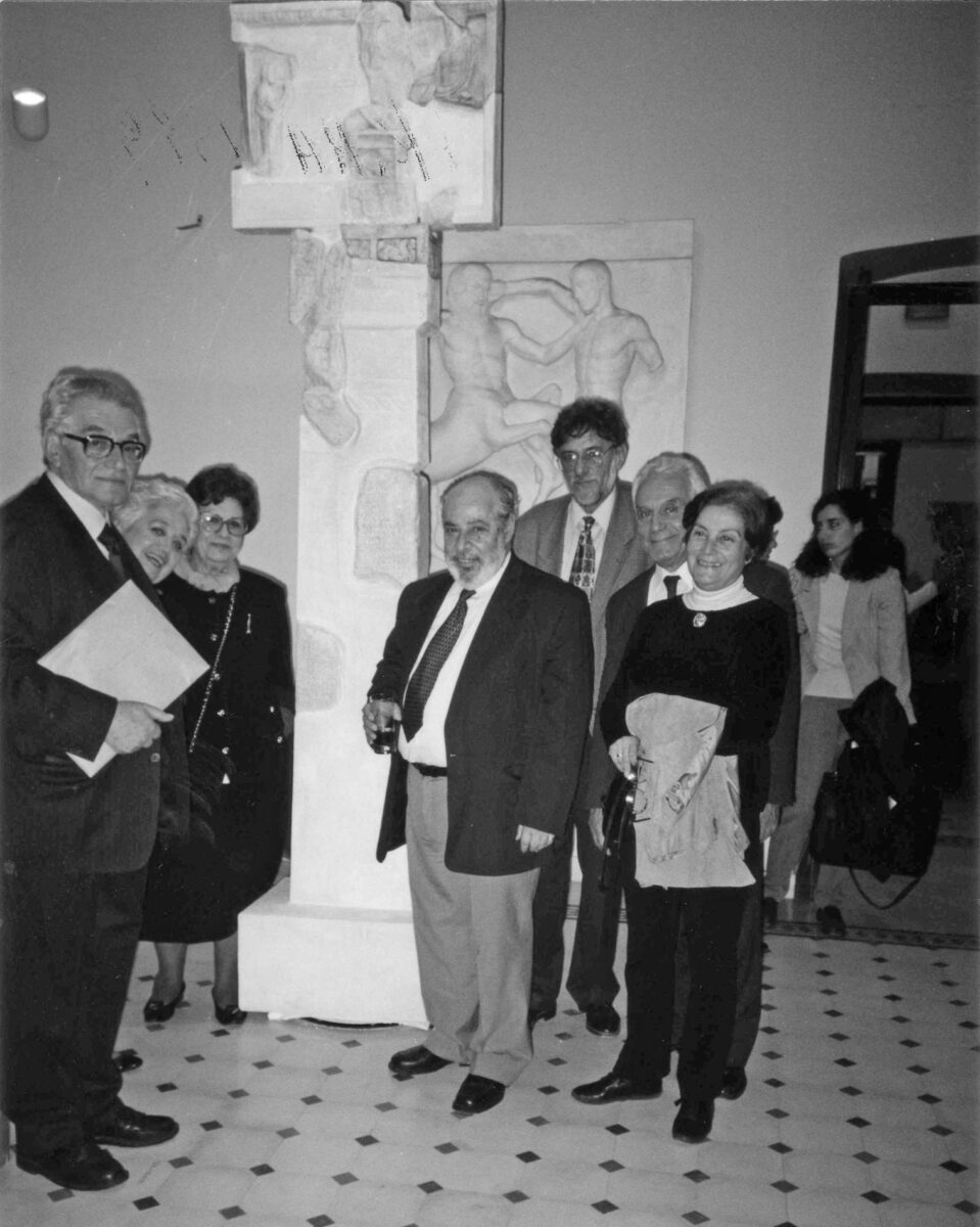 Φωτογραφία από εκδήλωση προς τιμήv του Καθ. L. Beschi στο Κέντρο Μελετών Ακροπόλεως το 1999. Από αριστερά: ο τιμώμενος με τους Ε. Τουλούπα, K. Beschi, Γ. και Κ. Δεσπίνη, Α. Μάντη και Φ. Στράτο. Πηγή: Ενημερωτικό Δελτίο της Ένωσης Φίλων Ακροπόλεως, τεύχ. 24, 2013-2014.
