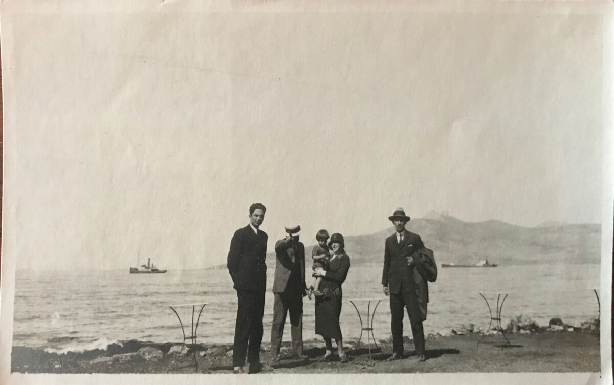 Συντροφιά στην παραλία της Ελευσίνας, Μάιος 1924. Συλλογή Γιώργου Παυλόπουλου.