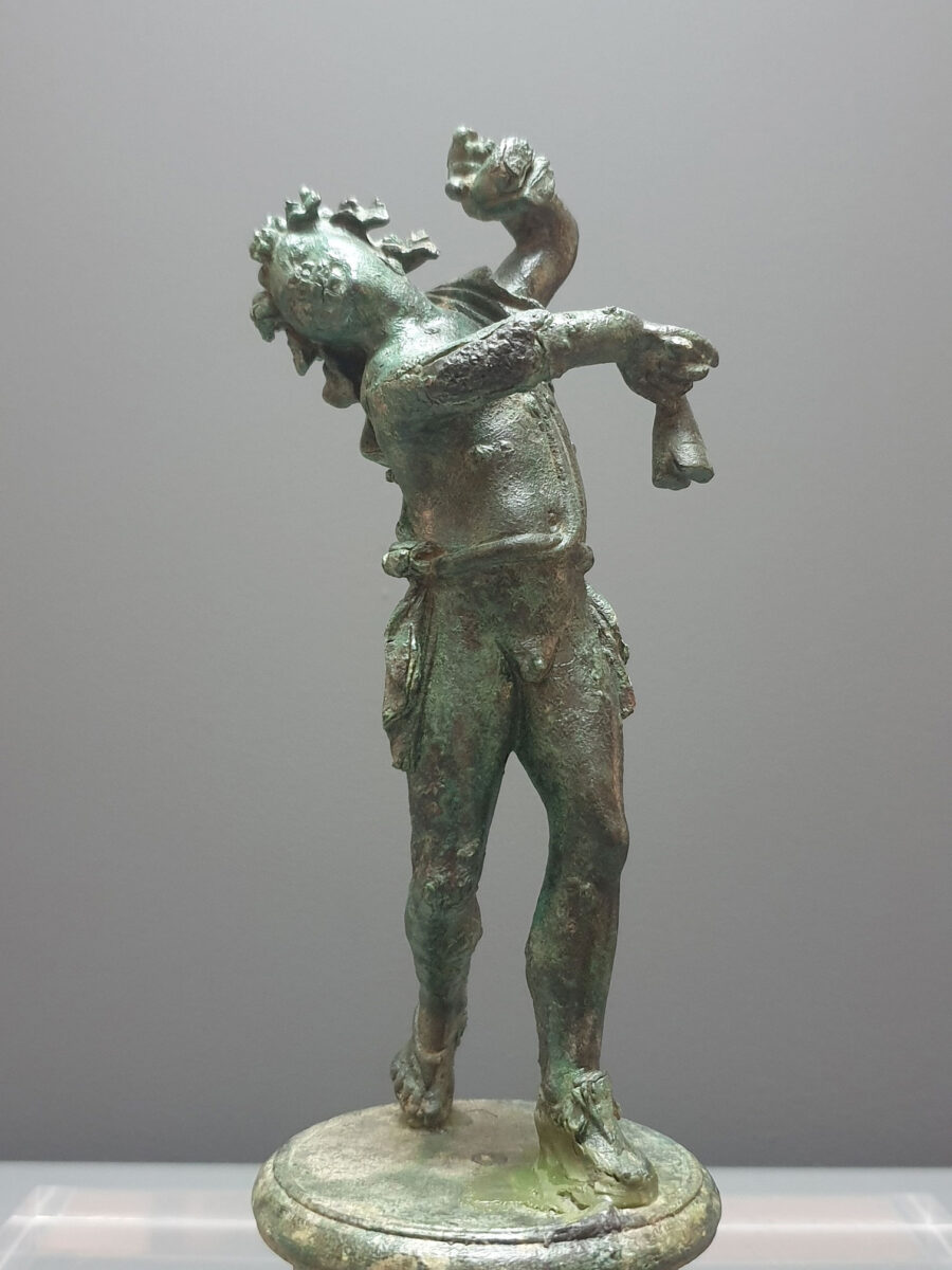 Χάλκινο αγαλματίδιο Σατύρου σε χορευτική κίνηση. Αρχαιολογικό Μουσείο Λευκάδας (φωτ.: ΥΠΠΟΑ).