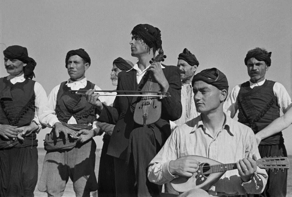 Έλλη Σουγιουλτζόγλου-Σεραΐδάρη (Nelly’s). Μουσικοί στην Κρήτη, 1939. © Μουσείο Μπενάκη/Φωτογραφικά Αρχεία.