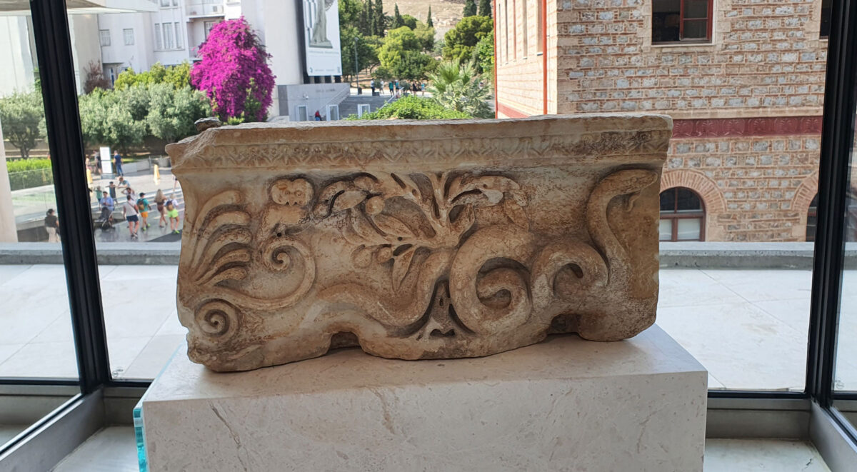 Αρχιτεκτονικό μέλος με ανάγλυφα σύμβολα Αθηνάς (Ακρ. 2444) στη βόρεια πτέρυγα του πρώτου ορόφου του Μουσείου Ακρόπολης.