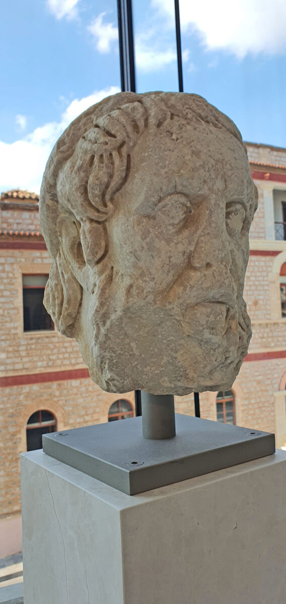 Κεφαλή του Ομήρου (ΕΑΜ 626) στη βόρεια πτέρυγα του πρώτου ορόφου του Μουσείου Ακρόπολης.