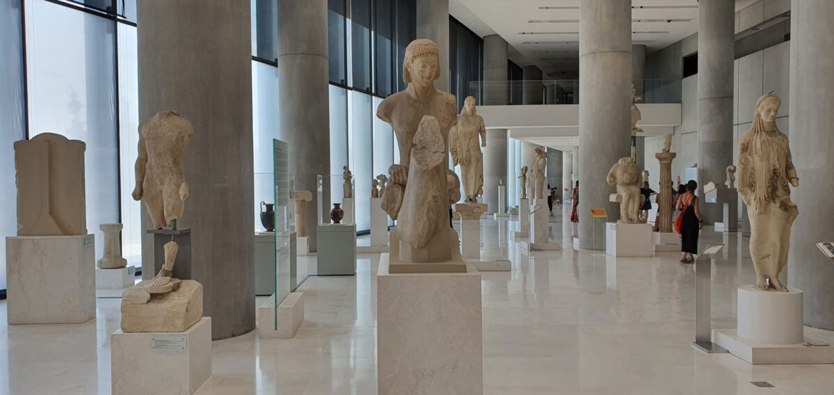 Άποψη της νέας εκθεσιακής ενότητας «Ανδρικά Αγάλματα» στην Αίθουσα της Αρχαϊκής Ακρόπολης.