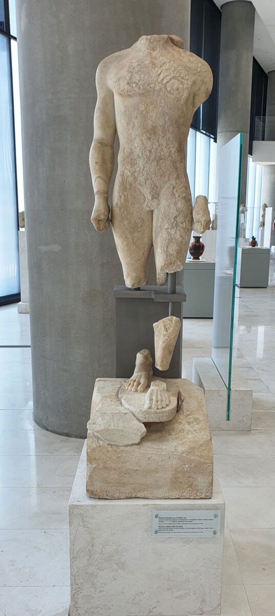 O Κούρος Ακρ. 596 στην Αίθουσα της Αρχαϊκής Ακρόπολης.