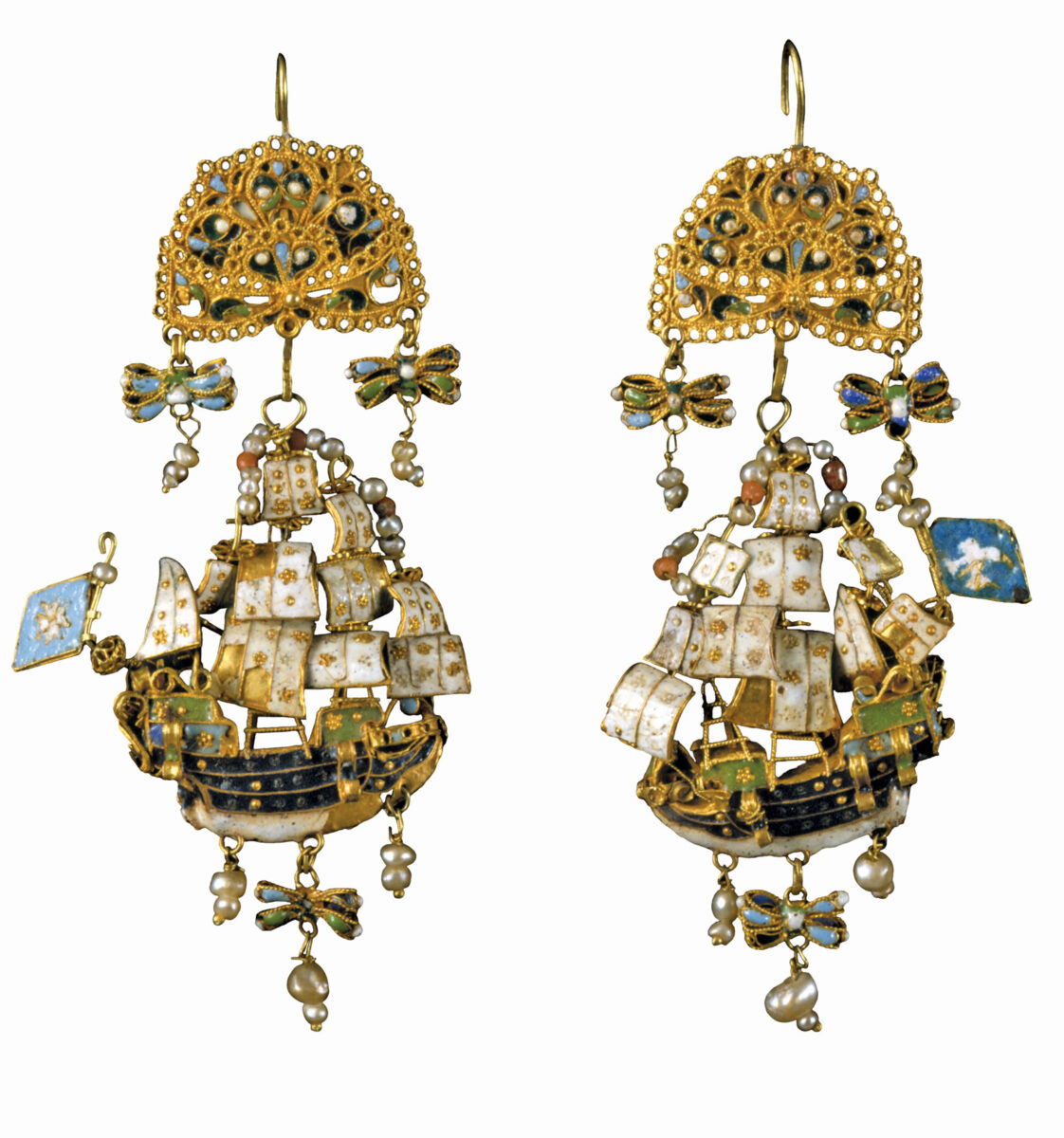 Ζευγάρι χρυσά σκουλαρίκια σε σχήμα καραβέλας, διακοσμημένα με σμάλτο και μαργαριτάρια. Πάτμος, 18ος αι. Πηγή εικόνας: Μουσείο Μπενάκη.