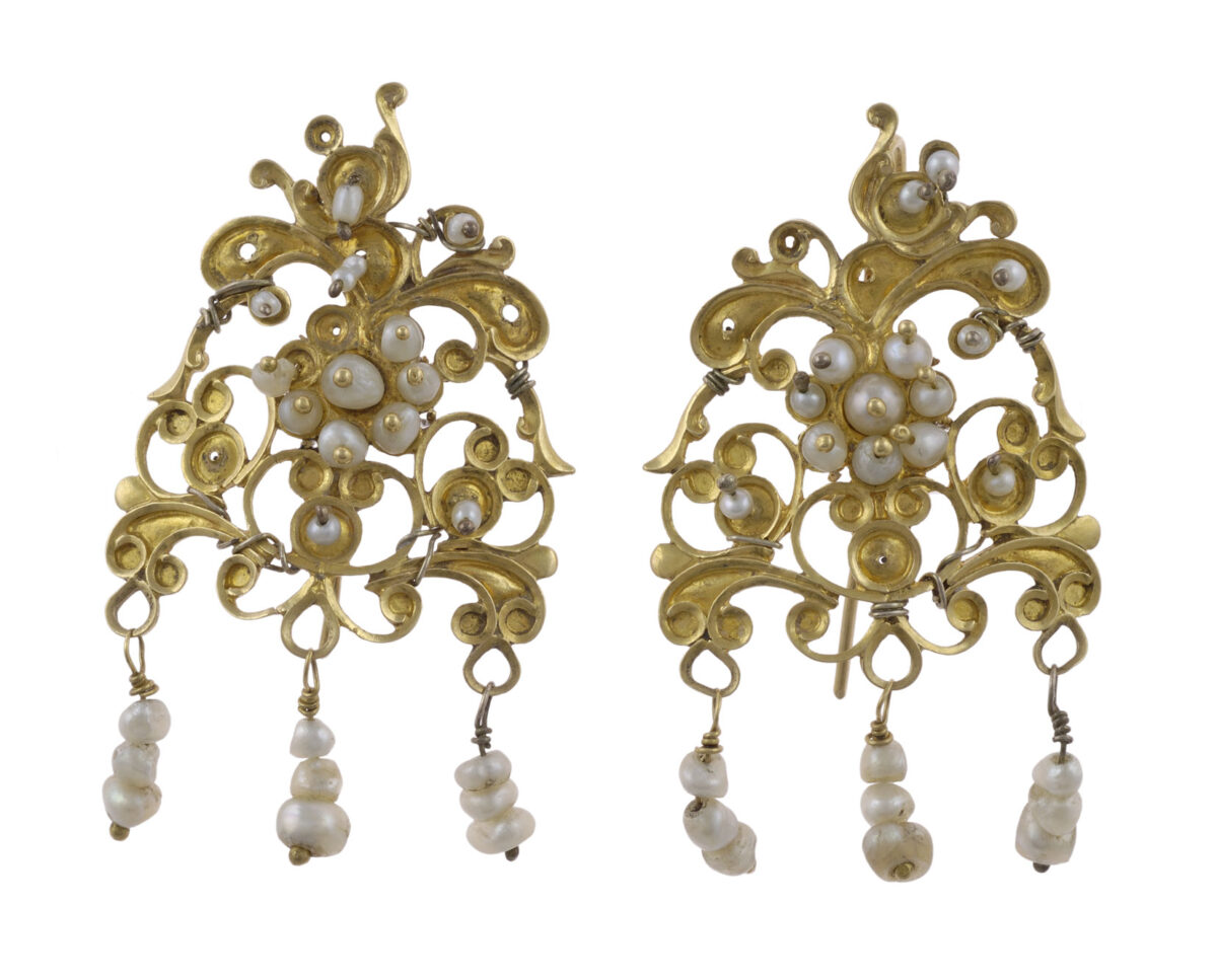 Ζευγάρι χρυσά σκουλαρίκια με διάτρητο διάκοσμο και μαργαριτάρια. Επτάνησα, τέλη 18ου-αρχές 19ου αι. Πηγή εικόνας: Μουσείο Μπενάκη.