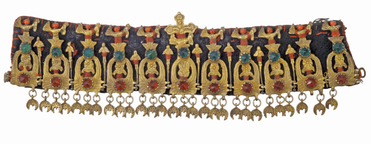 «Κορόνα», επιμετώπιο νυφικό κόσμημα με χυτά στοιχεία σε σχήμα πουλιού και σταυρό στο κέντρο. Πωγώνι Ιωαννίνων, 19ος αι. Πηγή εικόνας: Μουσείο Μπενάκη.