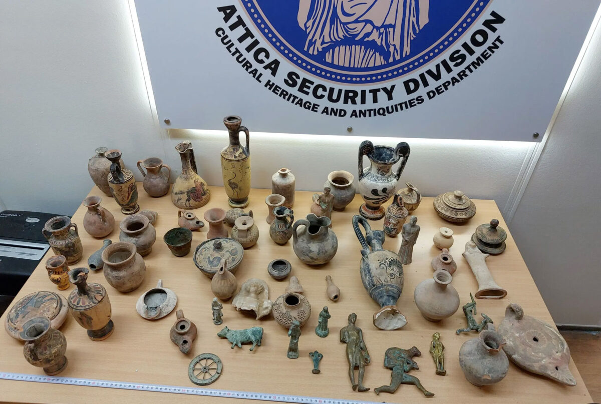 Τα αντικείμενα που βρέθηκαν στην Πάρνηθα (φωτ.: Ελληνική Αστυνομία).