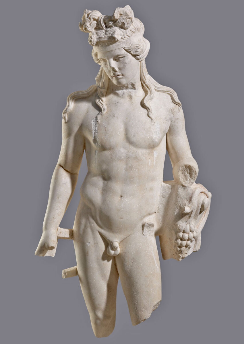 Μαρμάρινο άγαλμα του Διονύσου από τη Θεσσαλονίκη. Ο θεός εικονίζεται σε νεαρή ηλικία. 2ος αι. μ.Χ. Αρχαιολογικό Μουσείο Θεσσαλονίκης. Πηγή εικόνας: ΥΠΠΟ.