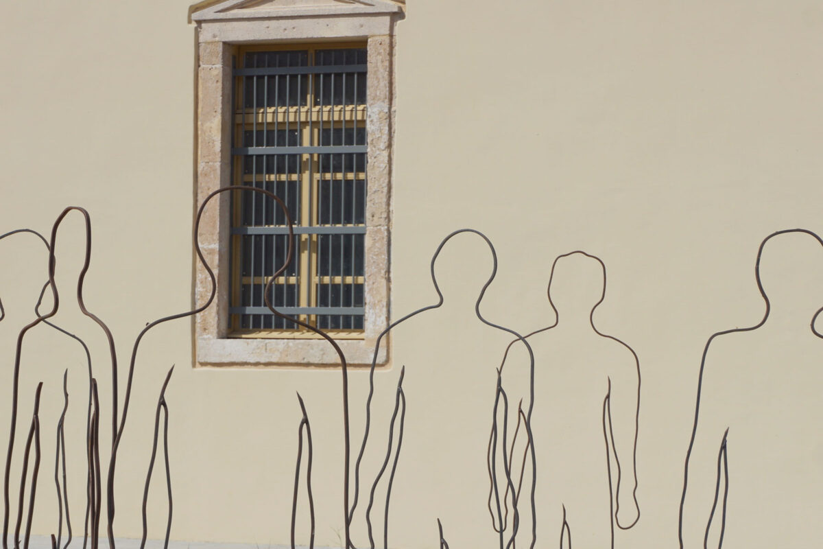 Άποψη της έκθεσης του Γιώργου Ξένου «Η Ελευθερία του Εγκλεισμού» στο Καποδιστριακό Ορφανοτροφείο - πρώην Φυλακές Αίγινας. Πηγή εικόνας: ΥΠΠΟ.