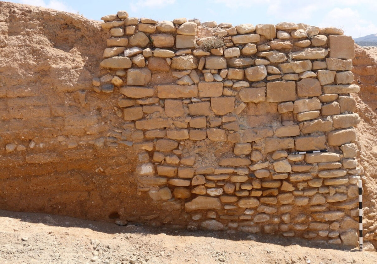 Εικ. 3. Σωζόμενη λίθινη κάλυψη εσωτερικών πλίνθων τείχους. Πηγή εικόνας: Τμήμα Αρχαιοτήτων Κύπρου.