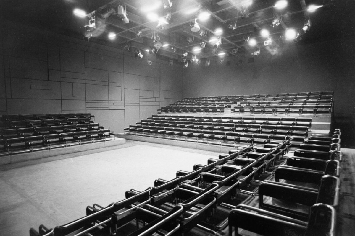 Το 1970 ο Μ. Περράκης σχεδιάζει τη Νέα Σκηνή του Εθνικού Θεάτρου, εισάγοντας για πρώτη φορά στη χώρα ένα μοντέλο διαφορετικό από την ιταλική σκηνή. Φωτ.: Δημήτρης Καλαποδάς.