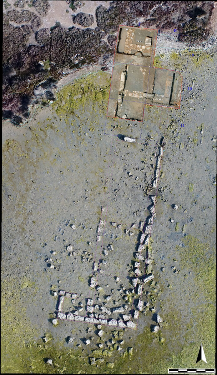 Σαλαμίς, Όρμος Αμπελακίου. Αεροφωτογραφία του μακρόστενου δημόσιου κτηρίου (Στοάς), κατά την περίοδο πτώσης των υδάτων στον Όρμο, με την περιοχή της ανασκαφής του 2022 (στο επάνω μέρος). Πηγή εικόνας: ΥΠΠΟ.
