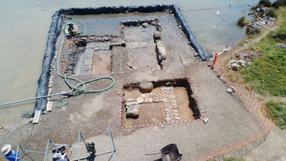 Σαλαμίνα, Αμπελάκι. Άποψη τμήματος μακρόστενου κτηρίου (Στοάς) κατά την ανασκαφή του 2022, από τα βόρεια. Πηγή εικόνας: ΥΠΠΟ.
