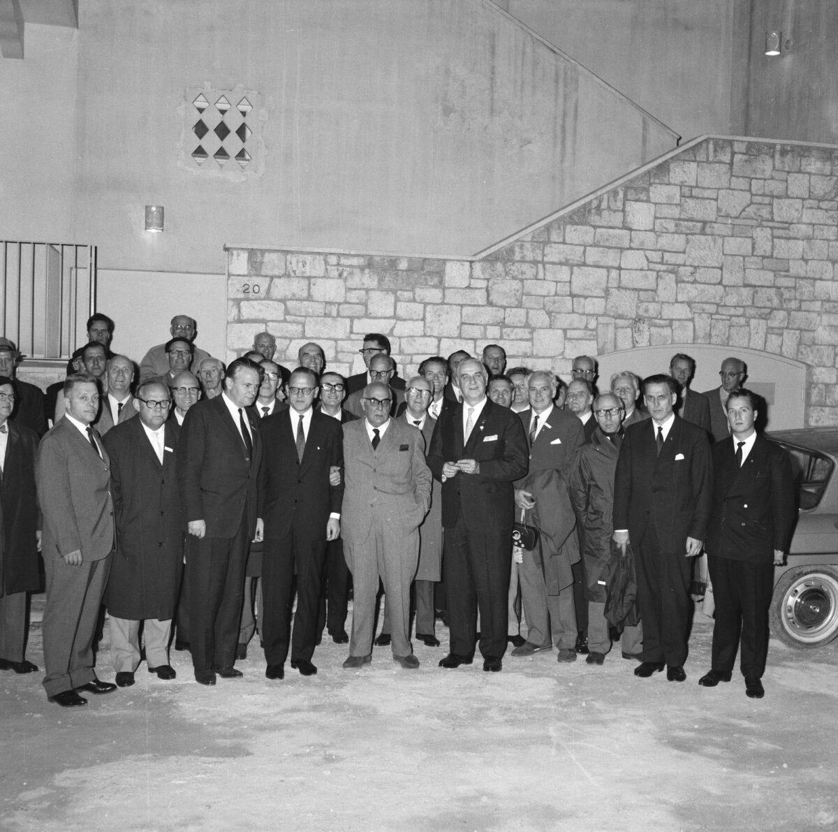 Αθήνα, 24 Οκτωβρίου 1963, Άγρας 20, βράδυ. Επίσκεψη από μέλη της Σουηδικής κοινότητας στην Αθήνα για χορωδιακά συγχαρητήρια. Δίπλα στον Σεφέρη ο Σουηδός νεοελληνιστής Στούρε Λινέρ, μόνιμος εκπρόσωπος του Αναπτυξιακού προγράμματος του ΟΗΕ στην Ελλάδα. Φωτ.: Κώστας Μεγαλοκονόμου. ©Μουσείο Μπενάκη/Φωτογραφικά αρχεία. Πηγή εικόνας: Μουσείο Μπενάκη.