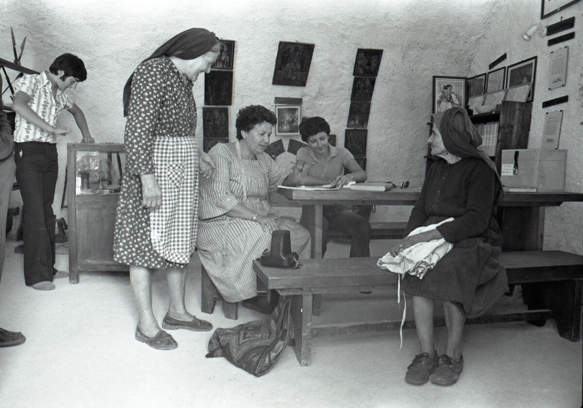 Η Ιωάννα Παπαντωνίου στο Λαογραφικό Μουσείο της Πιάνας Αρκαδίας συνομιλεί με τις γυναίκες του χωριού. Πιάνα, 27.7.1977. Φωτογραφικό Αρχείο Ιδρύματος Βασίλη Παπαντωνίου.