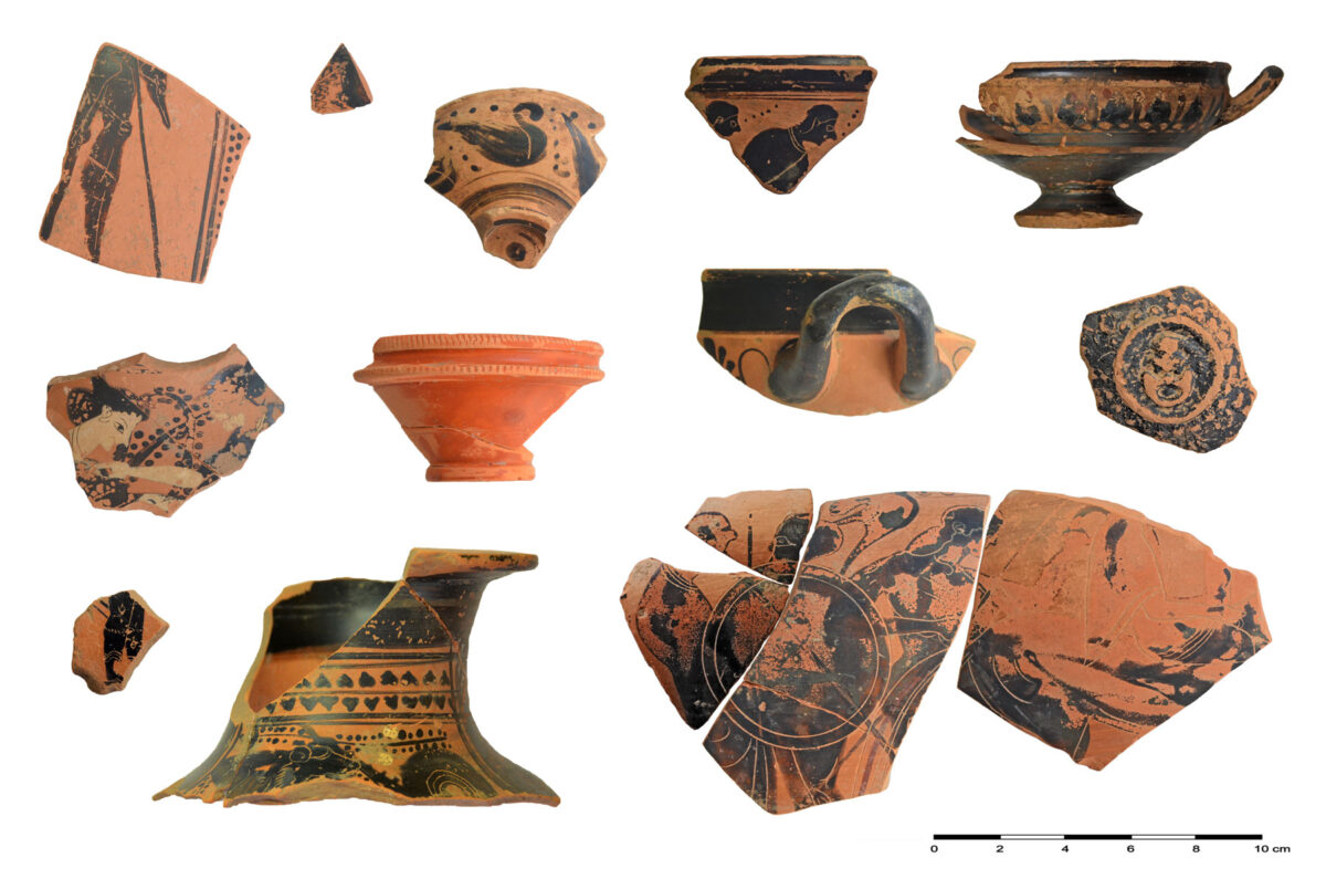 Εικ. 13. Θραύσματα αρχαϊκών και κλασικών μελανόμορφων αγγείων και μετάλλιο ανάγλυφου σκύφου (μέσον δεξιά). Ψηφιακή επεξεργασία εικόνας: Εύα Κολοφωτιά.