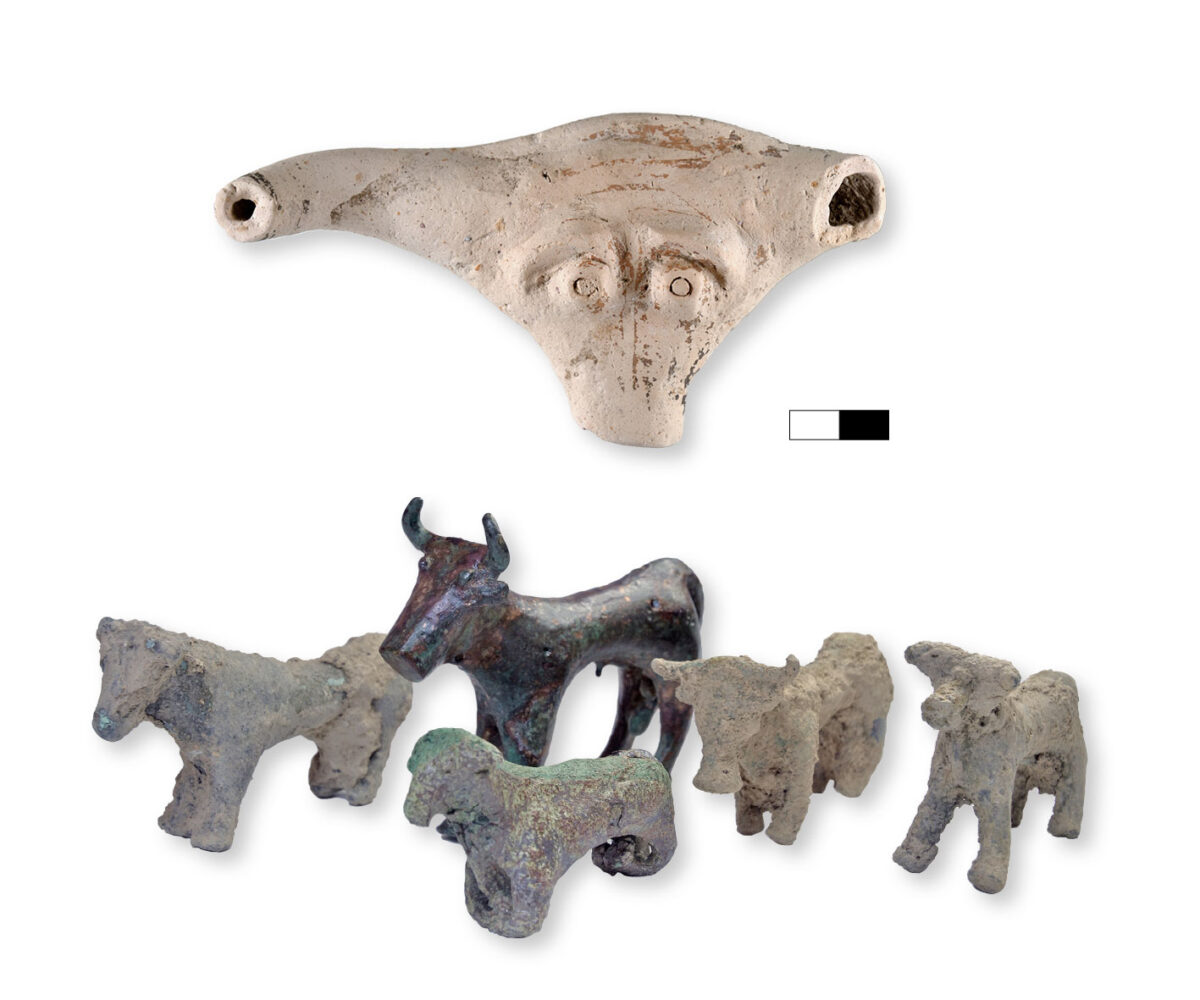 Χάλκινα ειδώλια ταύρου και κριαριού, 9ος-8ος αι. π.Χ. Κεφαλή πήλινου τροχήλατου ειδωλίου ταύρου, Mυκηναϊκή περίοδος. Φωτ.: © ΕΑΣΕ (2023).