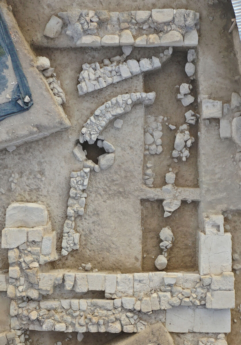 Κατάλοιπα Πρώιμης Εποχής Σιδήρου στα νοτιοανατολικά του ναού, 9ος-8ος αι. π.Χ. Φωτ.: © ΕΑΣΕ (2023).