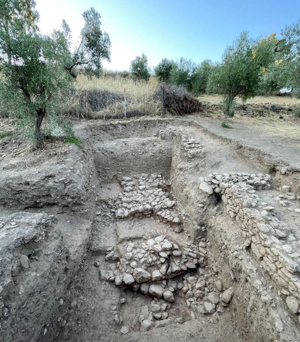 Οχυρωματικά τείχη της Πρώιμης Εποχής του Χαλκού στη δυτική πλαγιά του λόφου των Παλαιοεκκλησιών, 3η χιλ. π.Χ. Φωτ.: © ΕΑΣΕ (2023).