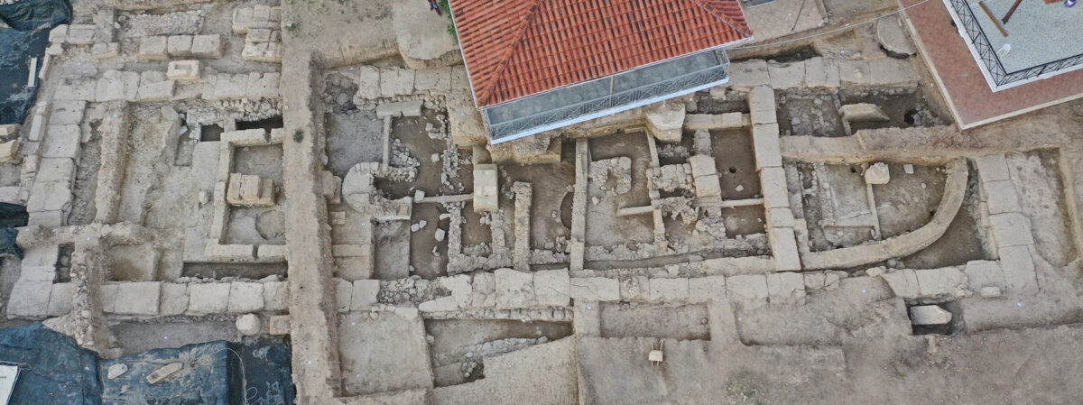 Ο ναός της Αρτέμιδος. Αρκετά κτίρια που χρονολογούνται τουλάχιστον από τον 8ο αι. π.Χ. στον ίδιο χώρο. Φωτ.: © ΕΑΣΕ (2023).
