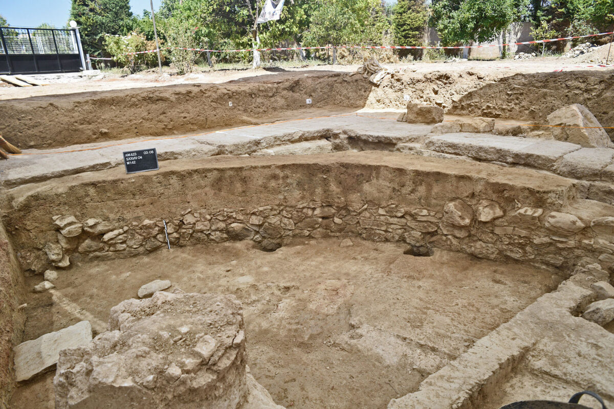 Αψιδωτός τοίχος του πρώιμου αρχαϊκού ναού, 7ος-6ος αι. π.Χ. Φωτ.: © ΕΑΣΕ (2023).