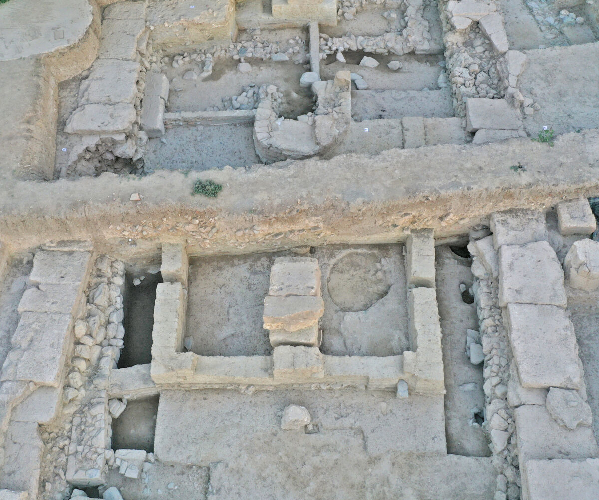 Πεταλόσχημος βωμός του πρώιμου αρχαϊκού ναού, 7ος-6ος αι. π.Χ. Φωτ.: © ΕΑΣΕ (2023).