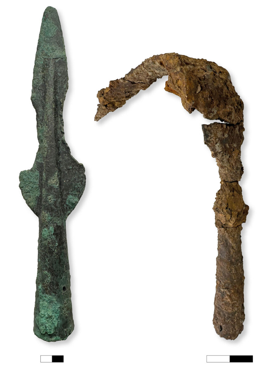 Χάλκινη αιχμή δόρατος, 8ος-7ος αι. π.Χ. Σιδερένια αιχμή δόρατος, Αρχαϊκή περίοδος. Αμφότερα τα αντικείμενα είχαν σκόπιμα αχρηστευτεί - «θανατωθεί». Φωτ.: © ΕΑΣΕ (2023).