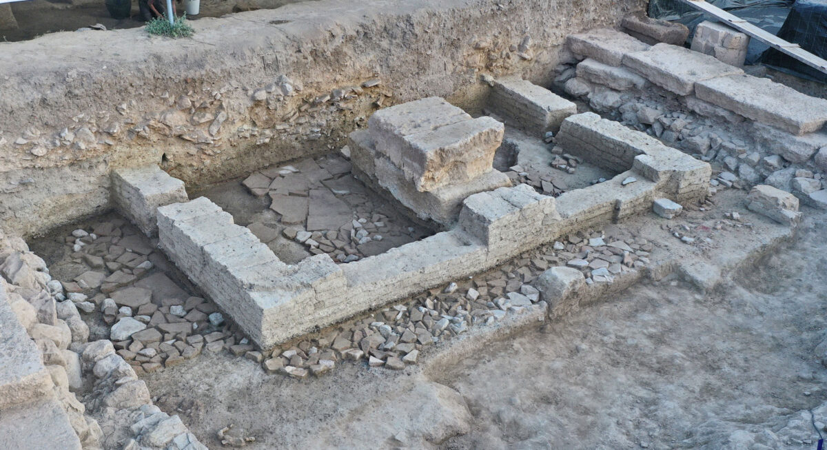 Τοίχοι από ωμές πλίνθους, τέλος 6ου αι. π.Χ. Φωτ.: © ΕΑΣΕ (2023).