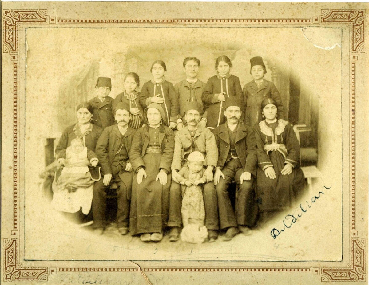 Η οικογένεια Ντιλντιλιάν, Σεβάστεια, περ. 1890. Φωτογραφική συλλογή οικογένειας Ντιλντιλιάν. Πηγή εικόνας: Μουσείο Βυζαντινού Πολιτισμού.
