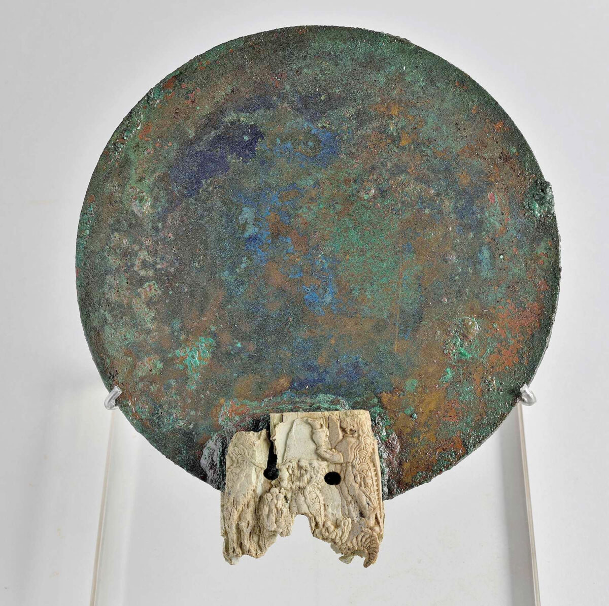 Χάλκινος καθρέφτης με οστέινη λαβή κοσμημένη με δαιμονικά όντα. Παγκαλοχώρι Ρεθύμνου, 1380-1300 π.Χ. Πηγή εικόνας: ΥΠΠΟ.