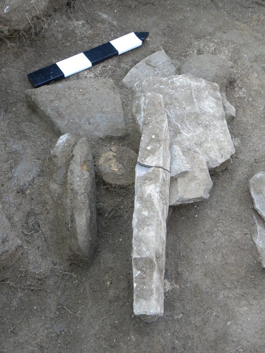 Ανασκαφή στους Λαζάρηδες της Αίγινας. Ο κιβωτιόσχημος τάφος. © Αρχείο ανασκαφής Λαζάρηδων.