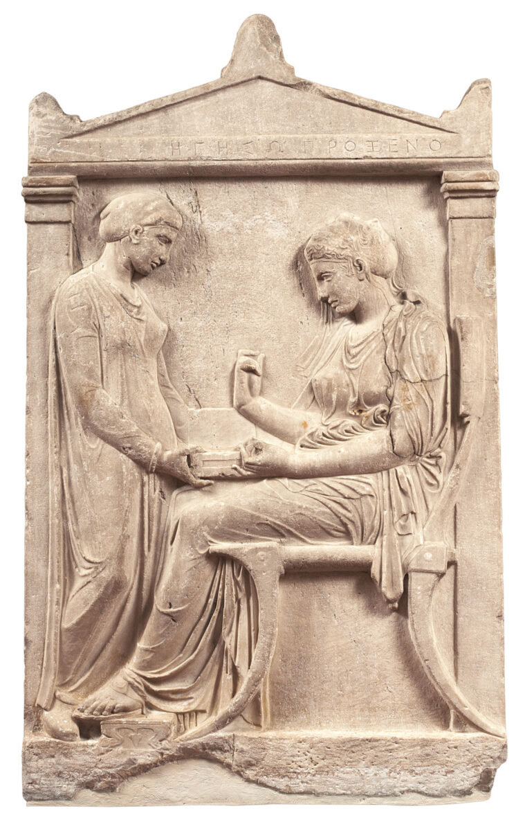 Εικ. 3. Η επιτύμβια στήλη της Ηγησούς. 410-400 π.Χ. Εθνικό Αρχαιολογικό Μουσείο. Πηγή εικόνας: ΑΠΕ-ΜΠΕ.