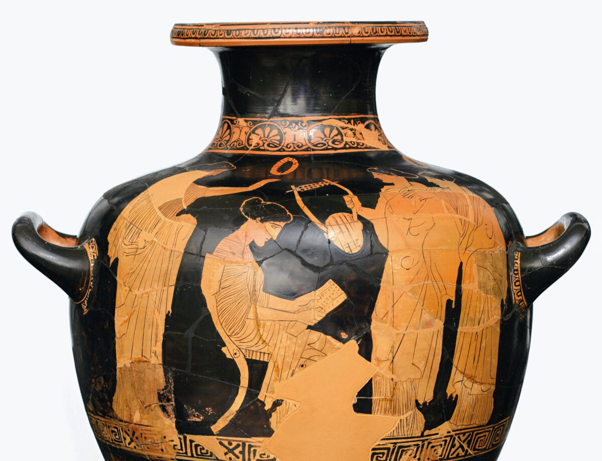 Εικ. 5. Αττική ερυθρόμορφη υδρία με απεικόνιση της Σαπφούς. 440-430 π.Χ. Εθνικό Αρχαιολογικό Μουσείο. Πηγή εικόνας: ΑΠΕ-ΜΠΕ.