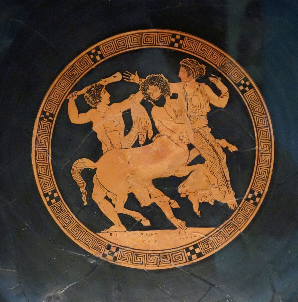 Ο Ηρακλής, η Δηιάνειρα και ο Νέσσος σε αττική ερυθρόμορφη κύλικα, 5ος αι. π.Χ. Μουσείο Καλών Τεχνών της Βοστώνης. Πηγή εικόνας: Wikimedia Commons.