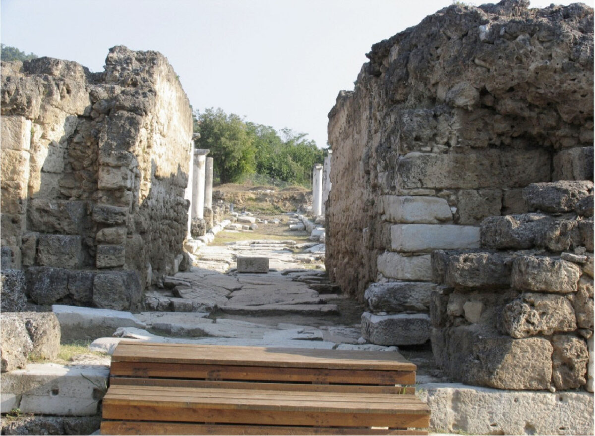 Νότια πύλη και πλακόστρωτη οδός στον αρχαιολογικό χώρο του Λόγγου. Πηγή εικόνας: ΥΠΠΟ.
