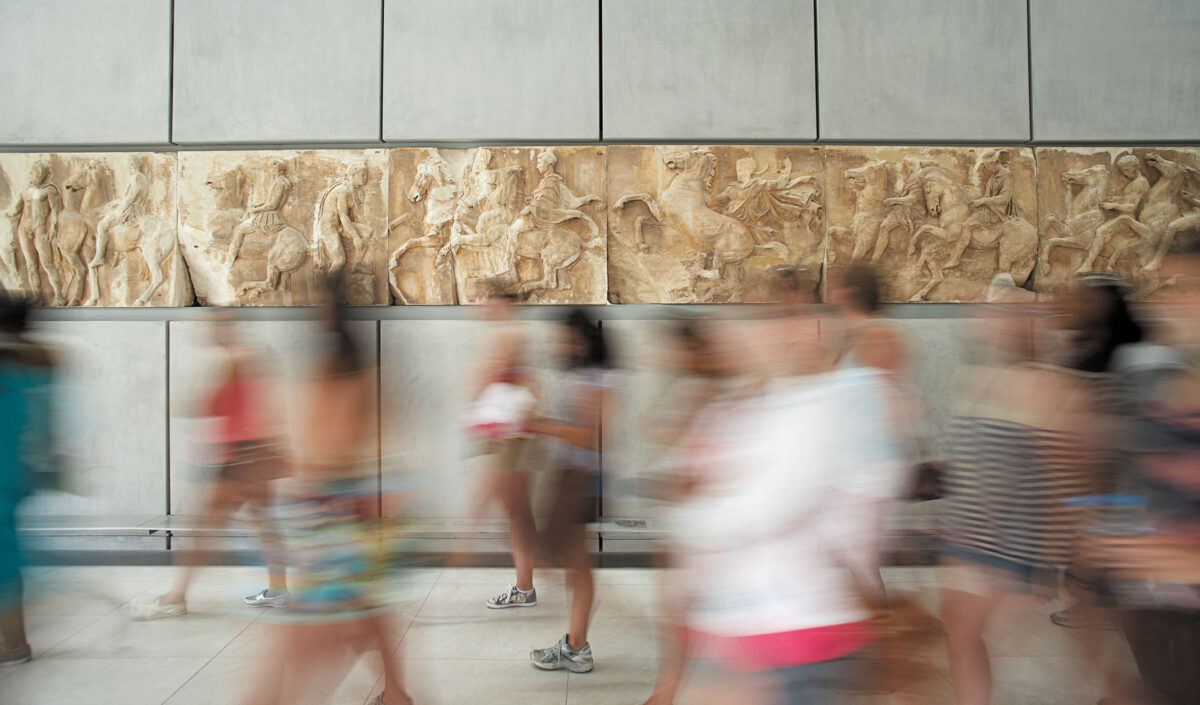 Επισκέπτες στην Αίθουσα του Παρθενώνα στο Μουσείο Ακρόπολης. © Μουσείο Ακρόπολης. Φωτ.: Γιώργος Βιτσαρόπουλος.