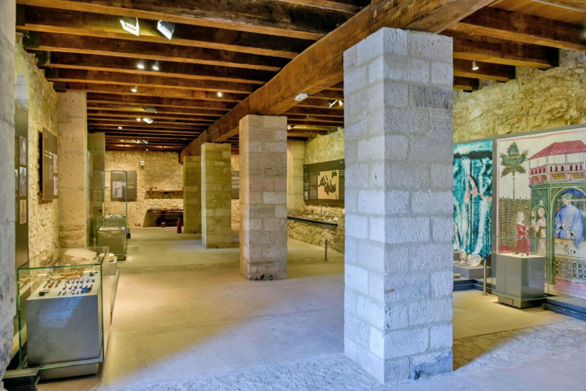 Εσωτερικό του μουσείου στο Κάστρο Χλεμούτσι. Πηγή εικόνας: ΥΠΠΟ.