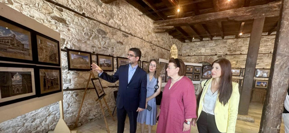 Η Υπουργός Πολιτισμού Λίνα Μενδώνη, η βουλευτής Αγγελική Δελικάρη και ο Πρόξενος της Κύπρου στην Θεσσαλονίκη, Κ. Πολυκάρπου στη φωτογραφική έκθεση με θέμα «Η κατά συρροήν λεηλασία της πολιτιστικής κληρονομιάς της Κύπρου στα Κατεχόμενα». Πηγή εικόνας: ΥΠΠΟ.