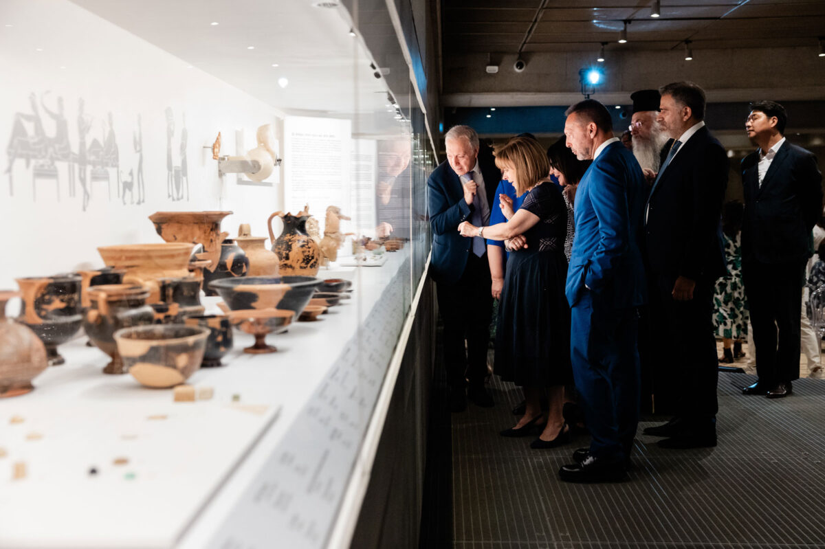 H Πρόεδρος της Δημοκρατίας Κατερίνα Σακελλαροπούλου στο «Μουσείο της Ανασκαφής». Φωτ.: STUDIO PANOULIS. Πηγή: Μουσείο Ακρόπολης.