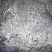 Ένα μαρμάρινο ταφικό ανάγλυφο στον ναό της Παναγίας Σκριπούς