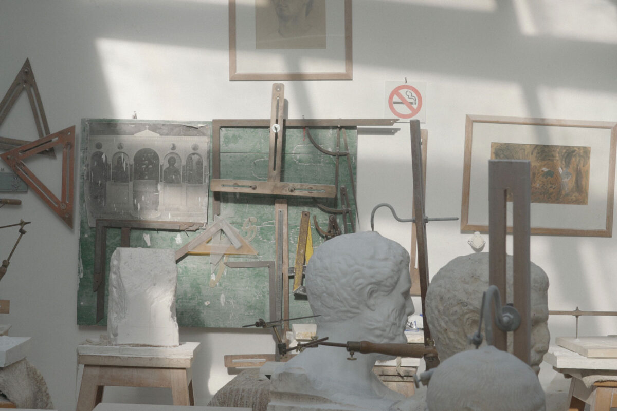 Εργαστήριο στη σχολή μαρμαρογλυπτικής. Φωτ.: Αντώνης Θεοδωρίδης. Πηγή εικόνας: Μουσείο Μπενάκη.