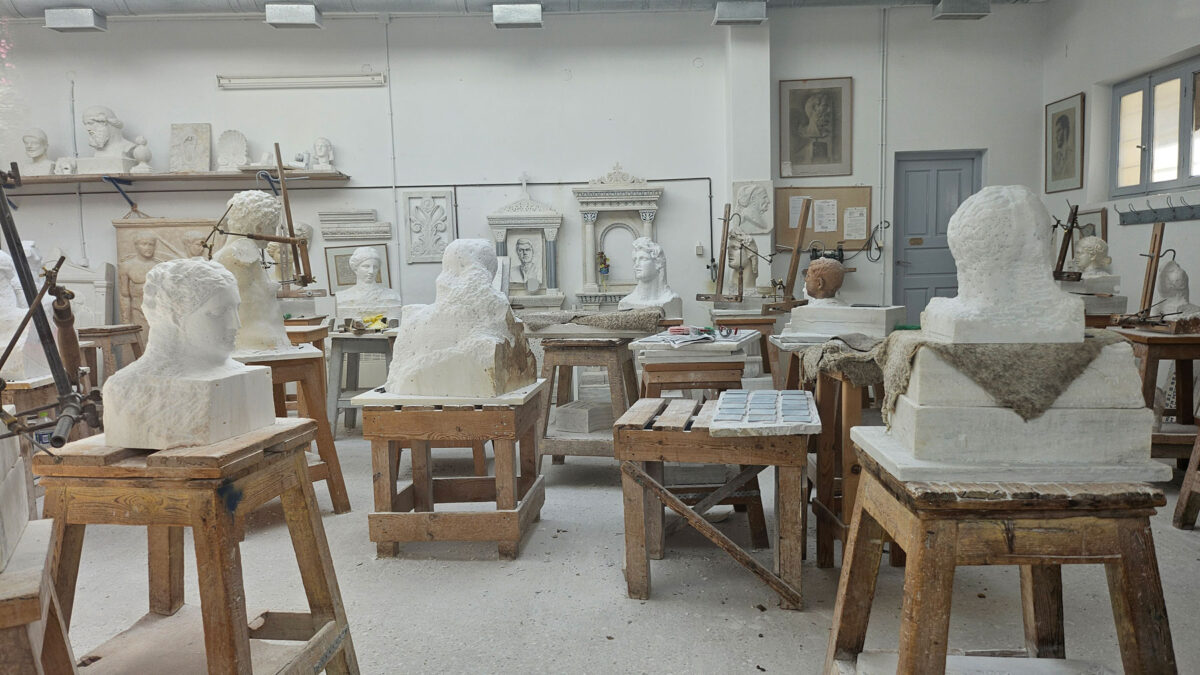 Εργαστήριο στη σχολή μαρμαρογλυπτικής. Φωτ.: Νικολέττα Μέντη. Πηγή εικόνας: Μουσείο Μπενάκη.