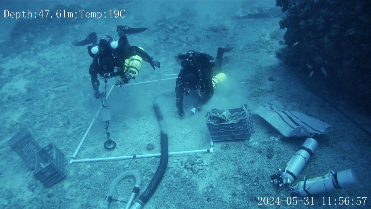 Διάνοιξη ανασκαφικής τομής σε βάθος 48 μ. Αποκάλυψη τμήματος του ξύλινου πετσώματος του αρχαίου πλοίου.  Πηγή εικόνας: ΥΠΠΟ.